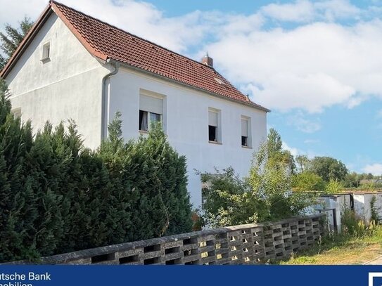 Freistehendes Einfamilienhaus mit Garage und Nebengebäude