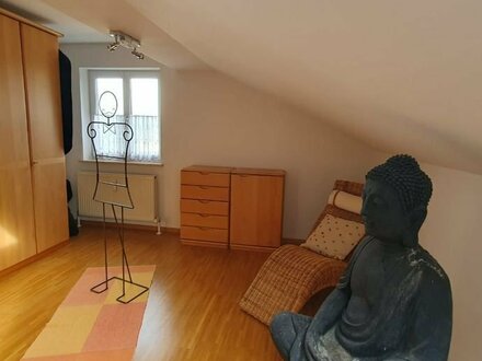 Ruhige Dachgeschosswohnung in Alteglofsheim