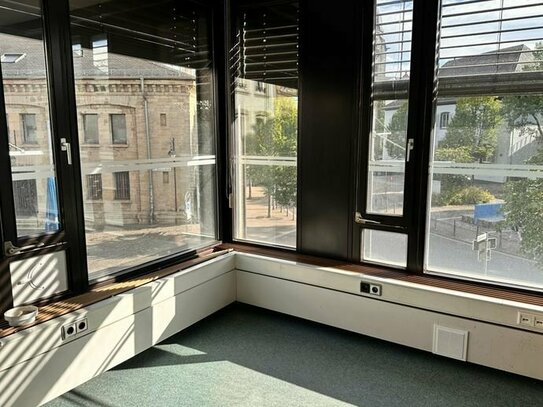 Saarlouis, Innenstadt: Helle, repräsentative Bürofläche, ca. 152 m² im 1. OG, mit Lift erreichbar