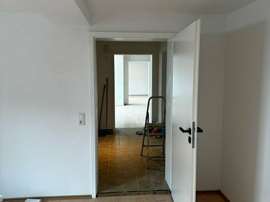 Erstbezug nach Sanierung: schöne 3-Zimmer-Wohnung in Biebesheim mit Gartenparzelle