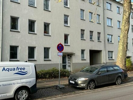 Erdgeschoßwohnung im Herzen von MG-Rheydt. Lichtvolle 3-Raum-Wohnung mit Stellplatz und Einbauküche!