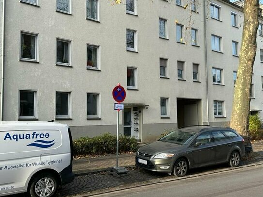 Scharmantes Eigentum im Herzen von MG-Rheydt. Lichtvolle 3-Zimmer-Wohnung mit Stellplatz und Einbauküche !