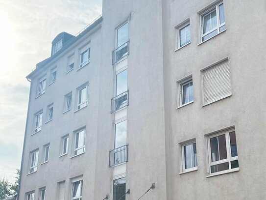 2-Raum-Wohnung mit Wanne, Balkon am Wohnzimmer sowie Abstellraum im Flur im Stadtzentrum!
