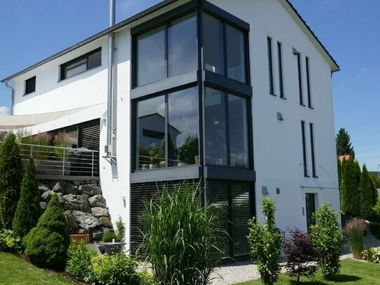 Exklusives Einfamilienhaus am Hang mit Einliegerwohnung - Wohnen auf drei Etagen – Bergblick - Modernes Design – Innova…