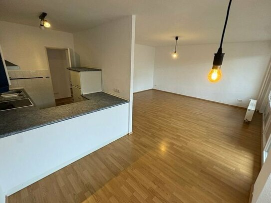 2 Zimmer Appartement, renoviert, Balkon, Laminat, Einbauküche in Tempelhof