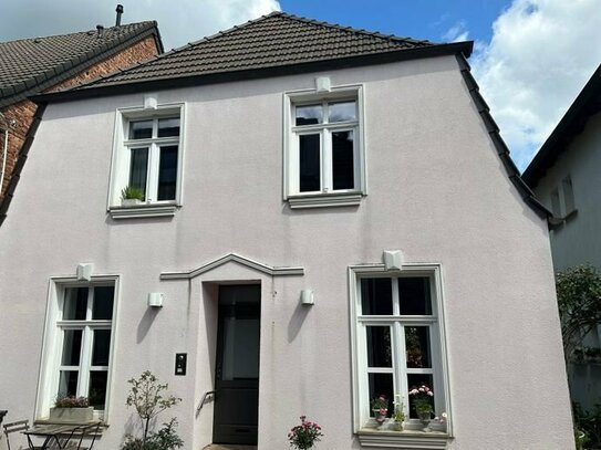 Historisches Stadthaus mit zwei Wohnungen im modernen Landhausstil und einem romantischen Innenhof!