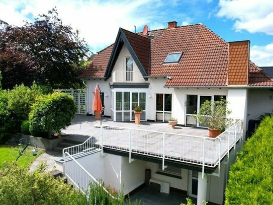 Wunderbare Villa mit Garage, Garten, Terrasse, Balkon und einzigartiger Aussicht in Esch