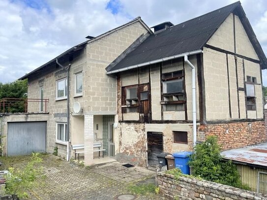 Einfamilienhaus mit ca. 115 m² Wohnfläche im Urzustand. 2 Vollgeschosse, Garage und kleine Scheune.