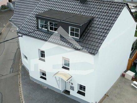 Genießen Sie modernes Wohnen: Exklusives Einfamilienhaus mit beeindruckender Dachterrasse
