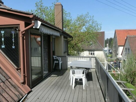 Schöne DG-Wohnung mit Sonnen-Terrasse + zusätzl. Büroräume im EG, Garage