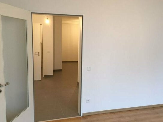 Großzügige 3-Raum Wohnung mit Fahrstuhl, Treppenshausreinigung uvm.