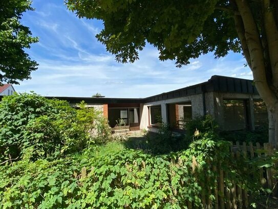 Winkelbungalow mit Terrasse und Garage in stadtnaher, ruhiger Wohnlage von Holzminden