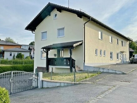 Großzügiges Mehrfamilienhaus mit zwei Wohnungen und einem Hausteil in begehrter Lage von Johanniskirchen