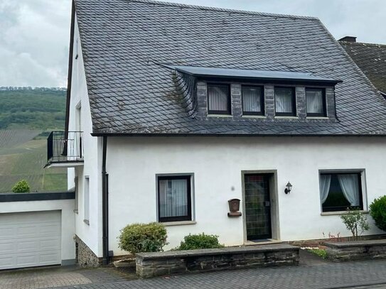 Zentral gelegenes Einfamilienwohnhaus mit Mosel- und Burgblick