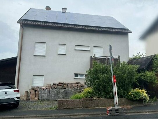 Sanierungsbedürftiges Einfamilienhaus in Hanglage mit Garage und Abstellplatz in Schlüchtern-Hutten