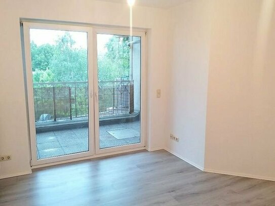 !! 2-Zimmer-Wohnung mit neuem Laminat, Balkon und Aufzug !!