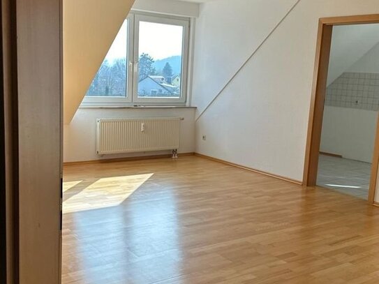 helle, freundliche 3,5 Zimmer DG Wohnung