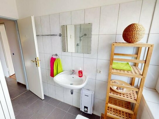 Helle geräumige 4 Zimmer Erdgeschosswohnung mit Dusche und Wanne (vermietet)