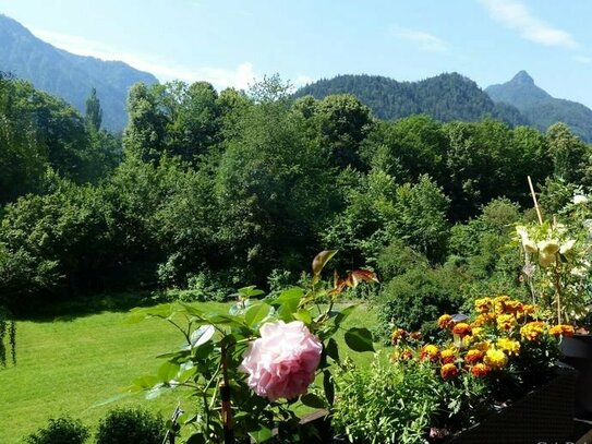 Bad Reichenhall: Sonnige 2 Zimmer-Wohnung mit Südbalkon und Tiefgaragenstellplatz!