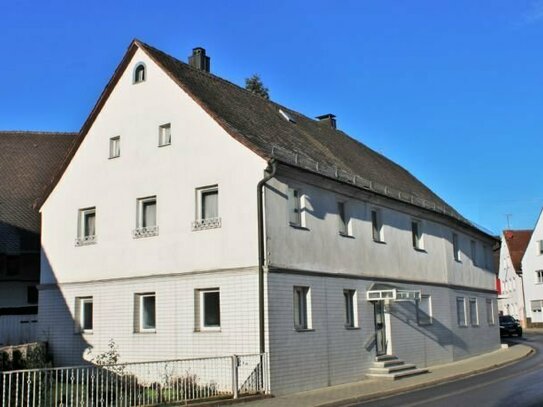 Wohnraum in Hülle und Fülle! Stattliches, historisches Wohnanwesen im Zentrum von Neunkirchen am Brand
