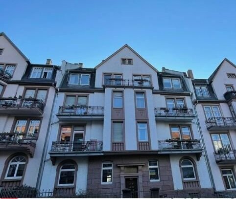DENKMALGESCHÜTZTER STILALTBAU IN SACHSENHAUSEN: Vermietete Altbauwohnung im 3. OG mit einem Balkonen