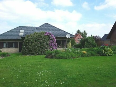 Gepflegter ebenerdiger Bungalow am Waldrand mit Südterrasse, Garage auf ruhigem Eigentumsgrundstück.