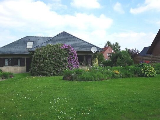 Gepflegter ebenerdiger Bungalow am Waldrand mit Südterrasse, Garage auf ruhigem Eigentumsgrundstück.