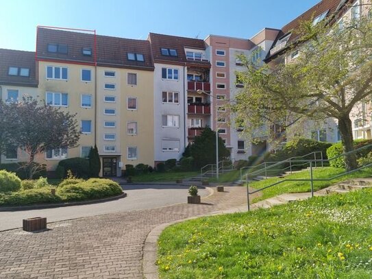 Unmittelbar verfügbare Dachgeschosswohnung mit drei Räumen und einem Stellplatz, die sowohl zur Eigennutzung als auch a…