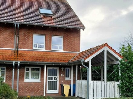 Modernes Reiheneckhaus mit Carport und Stellplatz