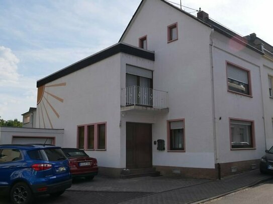 „Schönes Reihenendhaus, großer Garten, Bauplatz und Garage"