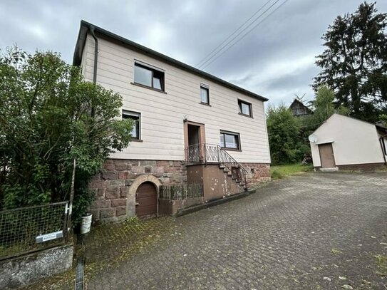 Wohnhaus mit Ausbaureserve im Anbau, Garage, 3 Gewölbekeller, Nebengebäuden und großer Obstbaumwiese