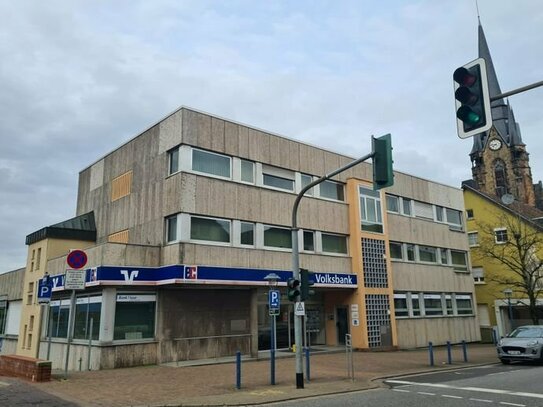 große Gewerbeimmobilie mit Bankfiliale und Büros in zentraler Ortslage in Spiesen-Elversberg