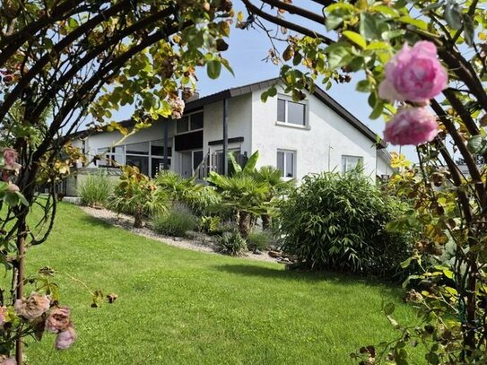 Sonnige Wohnlage**Modernes Einfamilienhaus + ELW und liebevoll angelegten Garten**