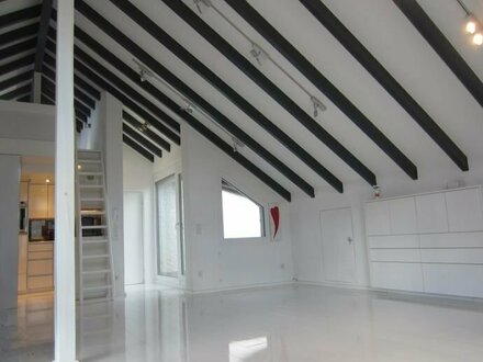 Traum in Weiß * hochwertige 2,5 Zimmer-DG-Wohnung mit EBK, 2 Terrassen und Garage