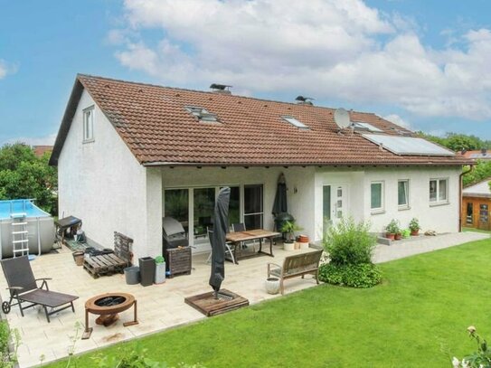 Großes EFH mit umlaufendem Garten und 2 Garagen in familienfreundlicher Lage von Viecht bei Eching!