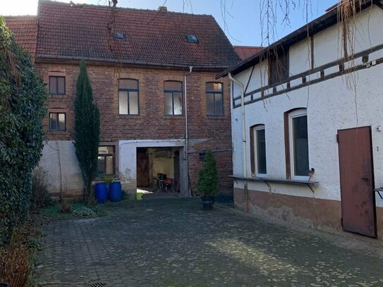 HANDWERKER AUFGEPASST! 2-FH mit diversen Nebengebäuden und historischem Flair in Klein-Welzheim