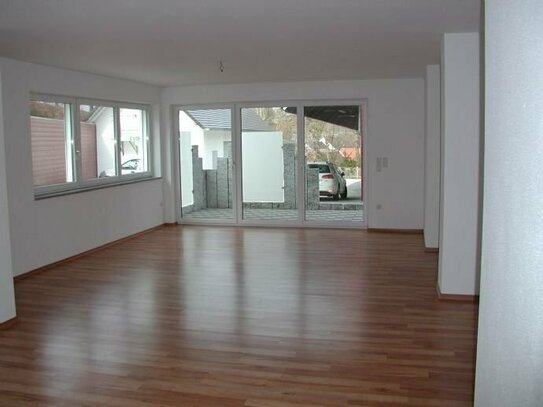 Schöne, ruhige 3-ZKB-Wohnung, EG neuwertig mit großer Terrasse, Kellerraum und Stellplatz