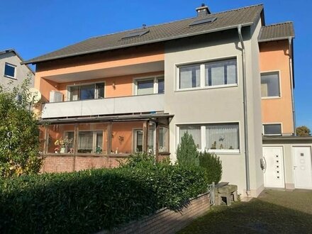 ZU VERKAUFEN: Großzügiges 3-Parteien-Mehrfamilienhaus mit Garage, Keller, Garten, Terrasse und Balkon auf einem Erbpach…