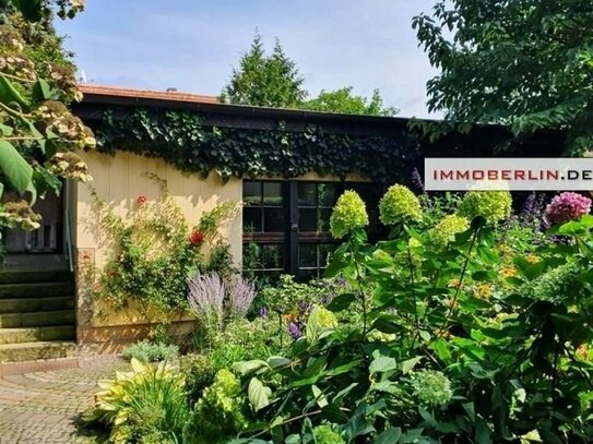 IMMOBERLIN.DE - Zur Miete! Romantische Villa mit Atelierhaus & Gartenparadies in Toplage