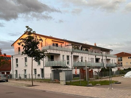 Stilvolle, geräumige und neuwertige 3-Zimmer-Wohnung mit Balkon und Einbauküche in Asbach-Bäumenheim