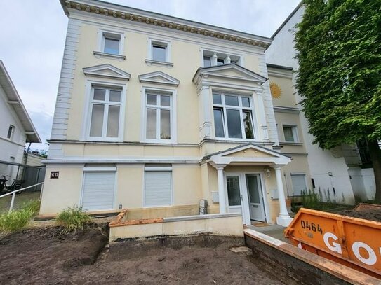 Zentrale Lage: Renovierte 1-Zimmer-Altbau-Wohnung mit Terrasse in Lübeck-St.-Jürgen (Villenviertel)