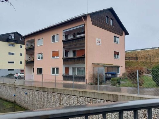 2 Zi. DG Whg. mit Balkon, ca. 46 m², Bj. 1970, nördl. Stadtrand von Ros., ohne EBK u. Keller, Kfz. Stellplatz, kurzfr.…