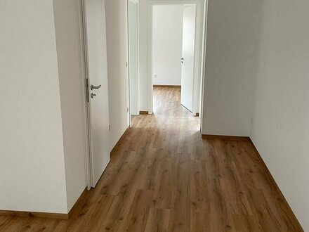 ERSTBEZUG: Viel Platz bietet die modern ausgestattete 3,5 Zimmer EG-Wohnung in Langenzenn