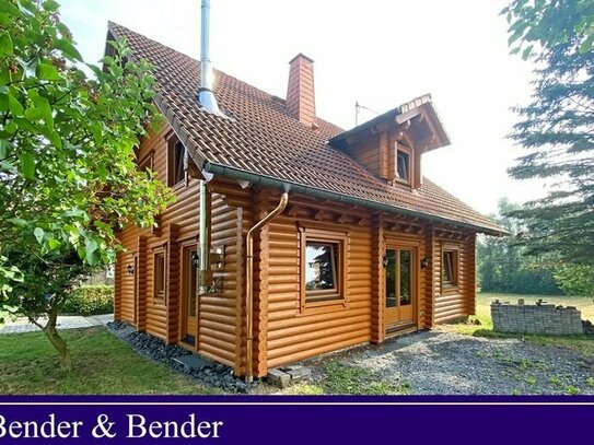 Freistehendes Holzblockhaus mit Carport in ruhiger Wohnlage!