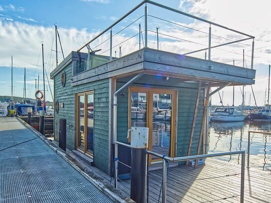 Nachhaltiges Hausboot im Stadthafen in Schleswig