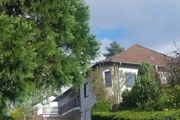 VERKAUFT !! VERKAUFT !! Reizvolles EFH mit ELW an sonnigem Südhang mit herrlichem Blick über das Kylltal ! Sofort frei !! Nähe Gerolstein !!