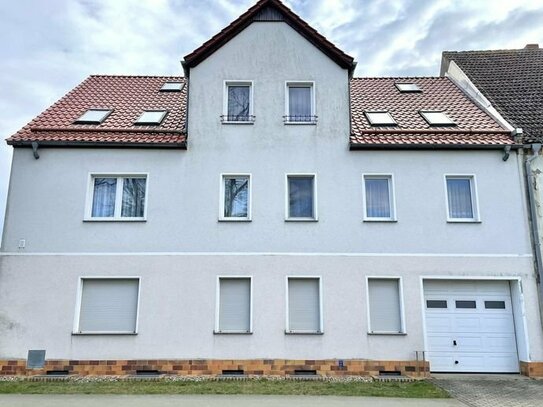 Gepflegtes Mehrfamilienhaus (4WE) mit Nebengelassen und großen Garten