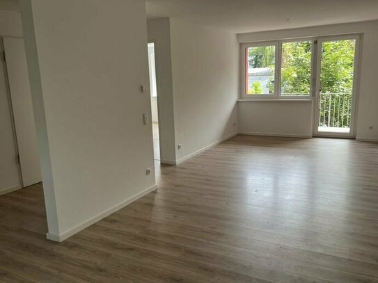 Wohnen im Rückgebäude - 2 ZW mit offener Küche, schönem Balkon, 1. OG mit Aufzug, Stellplatz im Innenhof optional