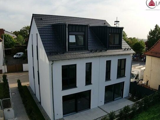 Exklusiv! Stilvolle Doppelhaushälfte mit Privatgarten und Terrasse - Geräumige 5-Zimmer-Konzeption