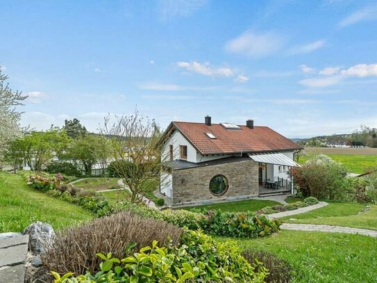 Hier will man leben: Architektenhaus mit tollem Grundstück in Ortsrandlage von Wilhelmsdorf